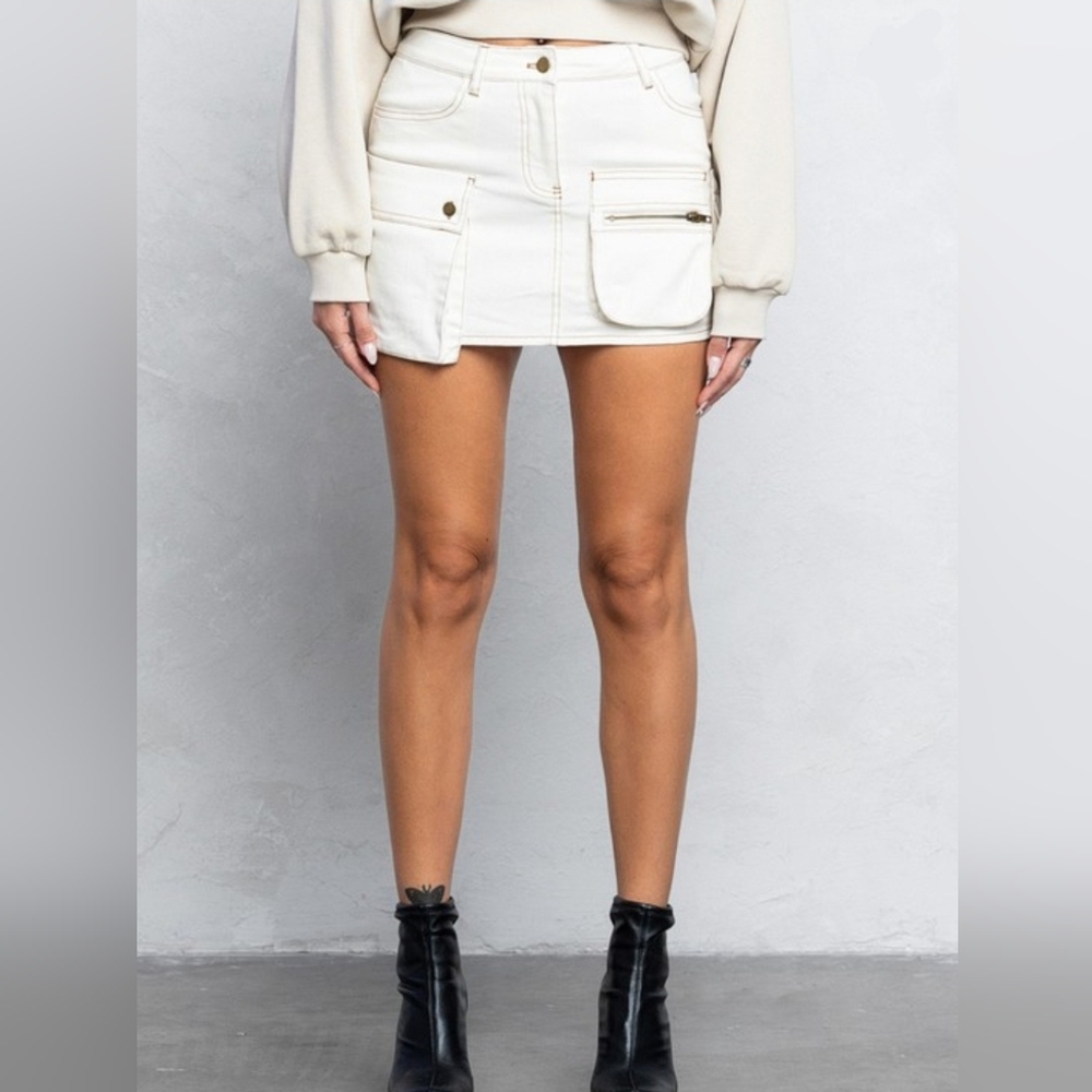 Stylish White Mini Skirt with Pockets